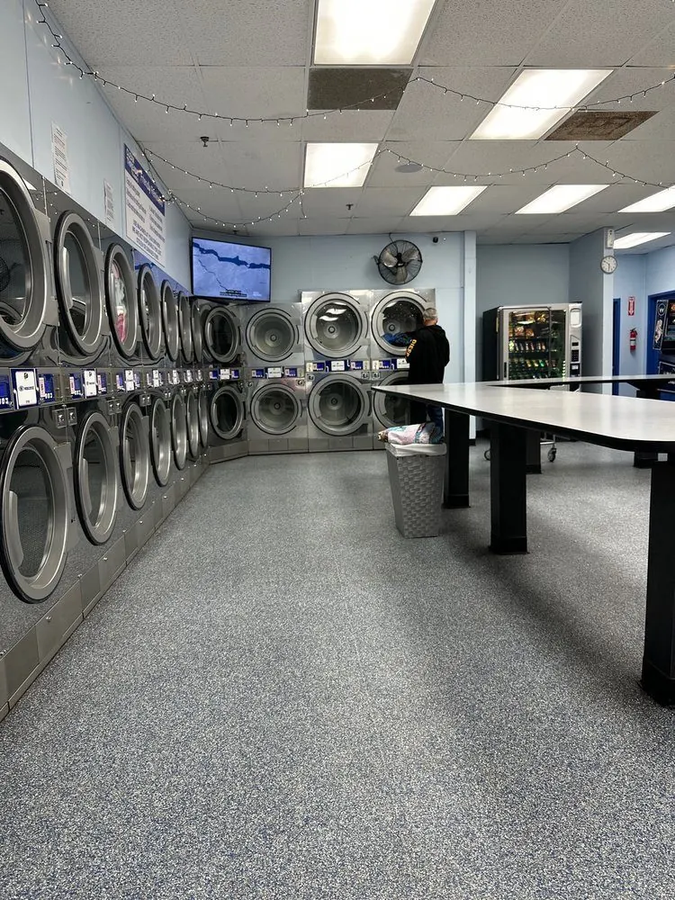 Self-service washer aisle and folding space